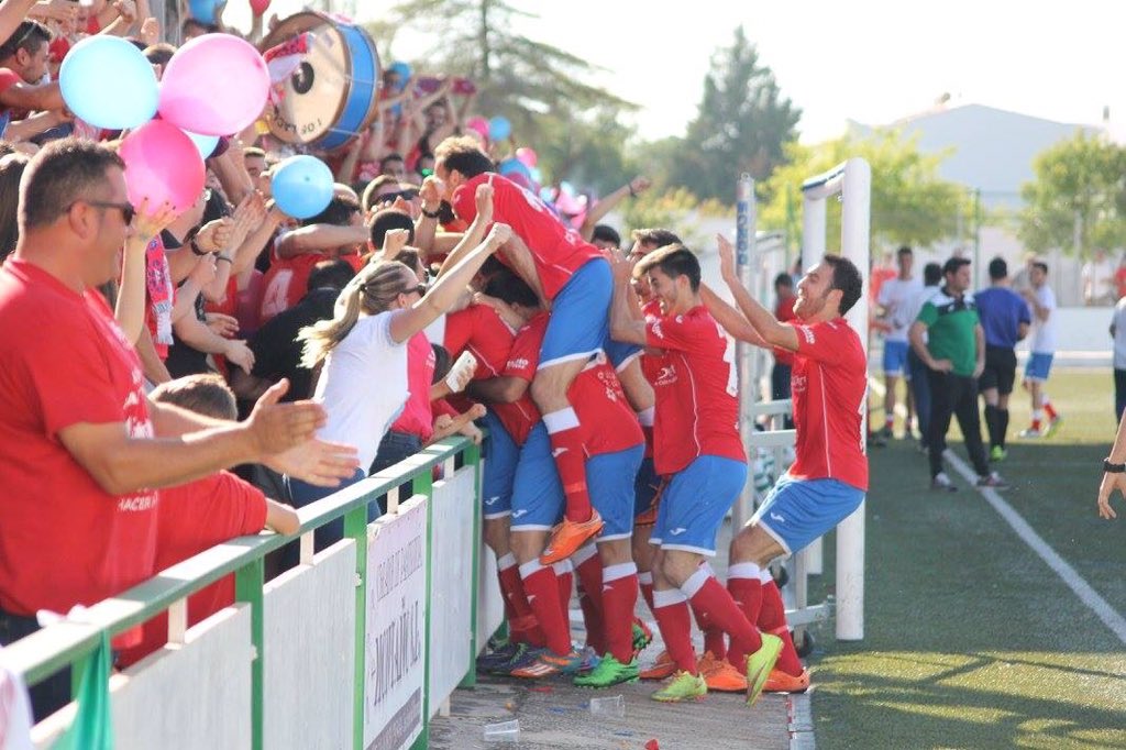UCLaEstrella's tweet photo. Llegó el momento que tanto nos costó conseguir. Ya está aquí. Solo faltas tú, si tú. El domingo vestido de rojo para repetir estas imágenes. El equipo no te ha fallado, no les falles tú. 

💪🔴🔵💪 https://t.co/JGsqDQNtsq