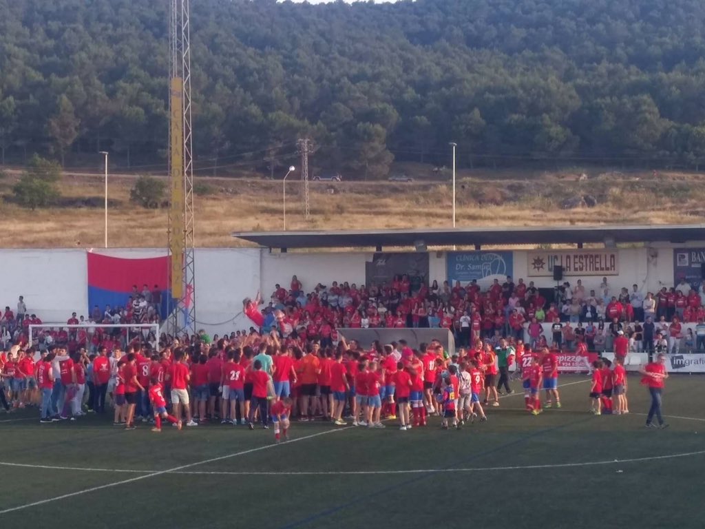 UCLaEstrella's tweet photo. Llegó el momento que tanto nos costó conseguir. Ya está aquí. Solo faltas tú, si tú. El domingo vestido de rojo para repetir estas imágenes. El equipo no te ha fallado, no les falles tú. 

💪🔴🔵💪 https://t.co/JGsqDQNtsq