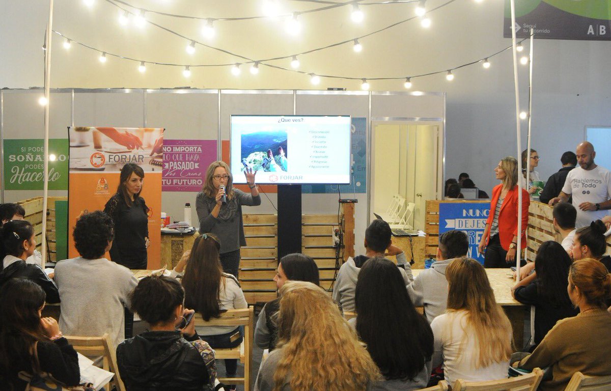 ¿Estás en #Paraná? Te esperamos mañana en la #FeriaFuturo para que puedas vincularte con empresas, capacitarte con cursos, talleres y charlas de expertos. Armá tu CV y practicá para una entrevista laboral. ¡Hay empresas que van a recibir tu CV!

📍Sala Mayo.
⏰11 a 18hs