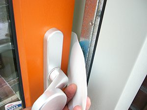 POL_Westland's tweet photo. Aangifte woninginbraak opgenomen op de Willem van Hooffstraat te Naaldwijk. Vermoedelijk binnengekomen middels de flippermethode. Vergeet de deur niet op het nachtslot te doen als u de deur uit gaat. ^xv https://t.co/Aj4Jwe7oC3