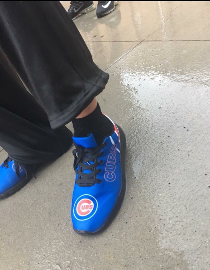 saramcanally14's tweet photo. My dads kick game is too strong #coachmac #getlikehim #shoegameonpoint https://t.co/PLUTQL5Nq6