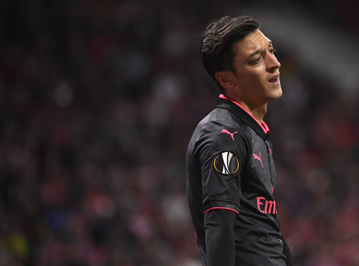 IndyFootball's tweet photo. Martin Keown on Mesut Ozil: "He wasn’t fit to wear the shirt tonight. He's not giving anywhere near enough has an Arsenal player. This team isn't good enough to carry anyone." https://t.co/UUkUzUPntV