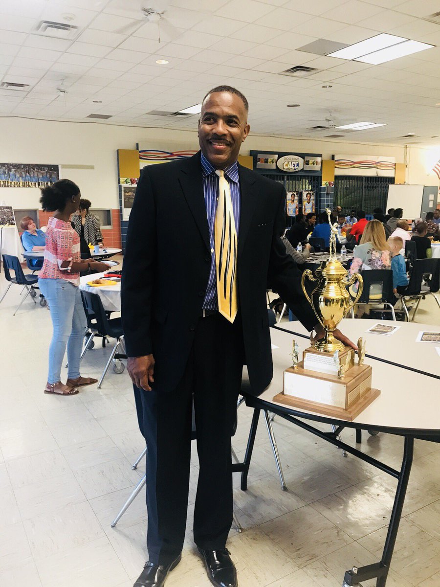 GrandviewCSD4's tweet photo. Congratulations to GHS Head Boys Basketball Coach @mentormorris32! Tonight he was surprised with the honor of being the Paul Lambert Coach of the Year! His recognition will be on @kmbc @fox4kc @KCTV5 and @41actionnews tonight! #WeAreGrandview https://t.co/r51hH16Oj7