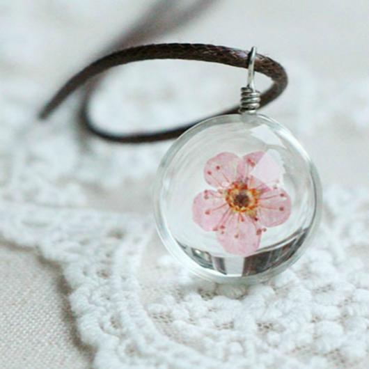 cutemix10's tweet photo. These necklaces hold real flowers and leafs inside! 🌸 A perfect accessory for this Spring and upcoming Summer! 
🍀Buy it now (+ FREE SHIPPING) ➡️ https://t.co/RvkiKsX3jT

✨ANNUAL SALE✨ 10% OFF ENTIRE STORE
Use Code: annual10

#spring #fashion #jewelry #necklace https://t.co/m95jHyiL2D