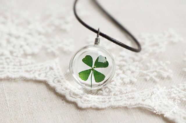 cutemix10's tweet photo. These necklaces hold real flowers and leafs inside! 🌸 A perfect accessory for this Spring and upcoming Summer! 
🍀Buy it now (+ FREE SHIPPING) ➡️ https://t.co/RvkiKsX3jT

✨ANNUAL SALE✨ 10% OFF ENTIRE STORE
Use Code: annual10

#spring #fashion #jewelry #necklace https://t.co/m95jHyiL2D