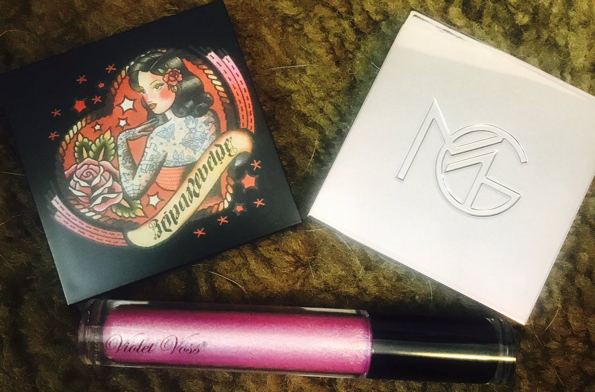 As promised here is my first look created with the 8 new makeup brands!!! Look at that glow!!! All products available at target.com or come see me and i can order them for you!!! #makeupgeek #violetvoss #reinarebelde #highlightonpoint #targetbeauty #mycheckout