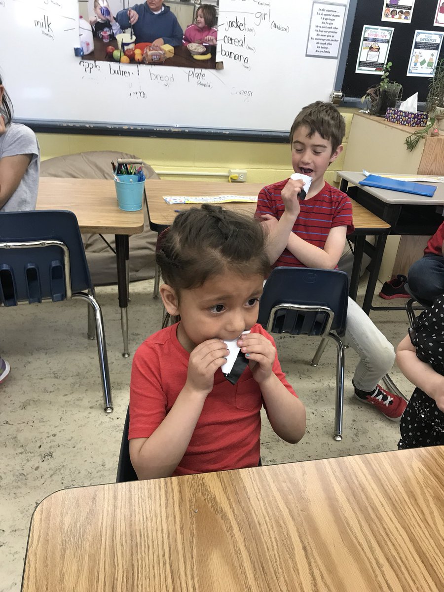 MissLOsborne's tweet photo. We had a ton of fun birch bark biting today! The grade 1/2’s are wondering how people make flowers and butterflies with birch bark. Anybody have any ideas?? https://t.co/fARq8ECVc2