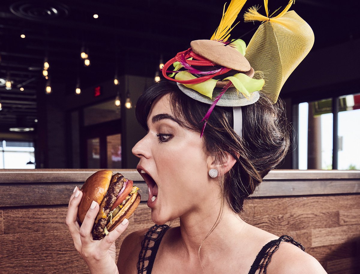 RonRuggless's tweet photo. Word JUST arrived that @Chilis will be celebrating #ChilisRoyalWedding on May 19 with special fascinators &amp; cuff links for some lucky fans

#AisleSeeYou #RoyalWedding #PipPip #MakeItReign https://t.co/se9PAj35ye