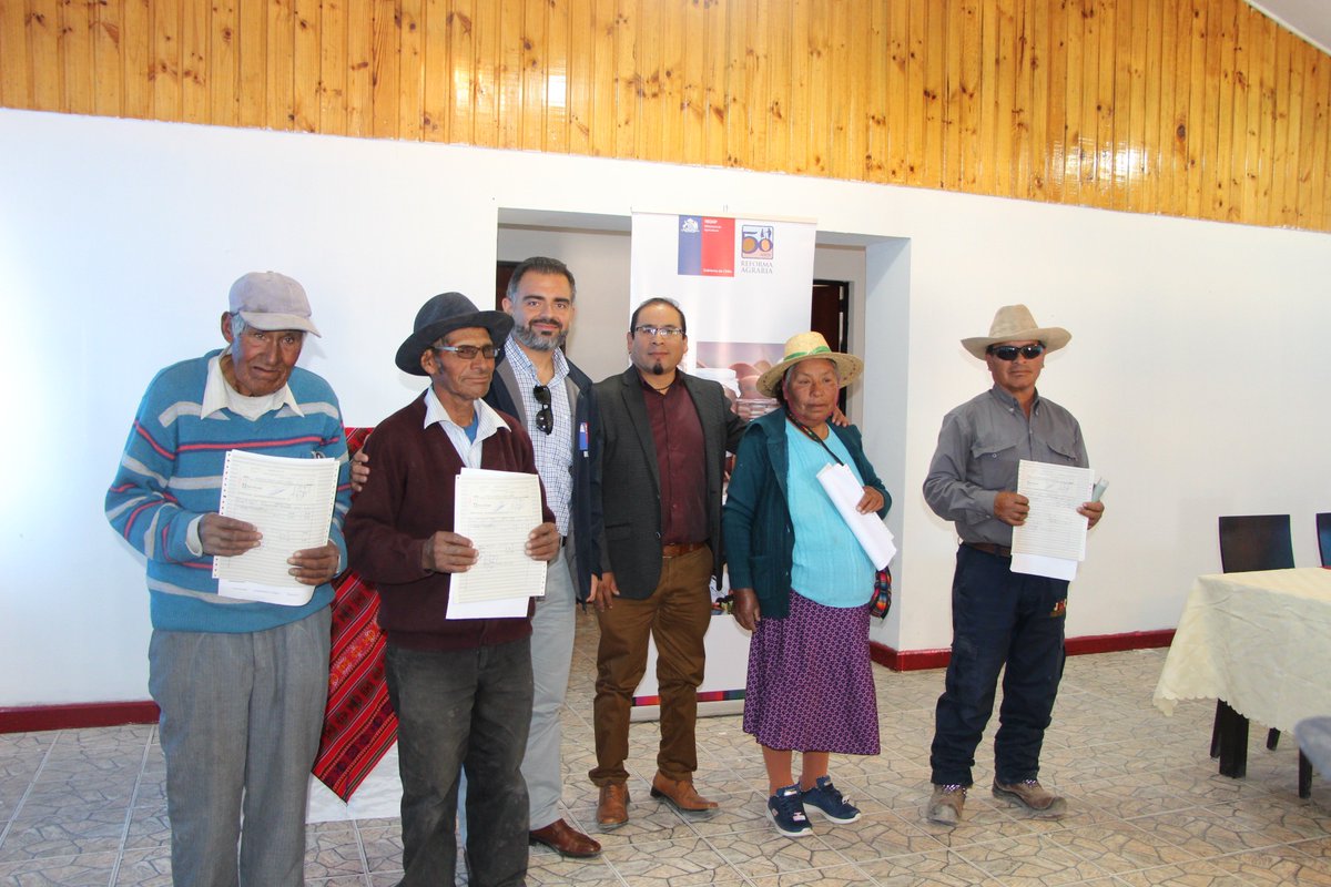 ColchaneChile's tweet photo. @ColchaneChile junto a @INDAP_Chile #Tarapacá, realizan la entregan recursos para agricultores y ganaderos de  Colchane, con el objetivo de apoyarlos en su producción en periodos de inclemencias climáticas https://t.co/oVMty3Kc0y
