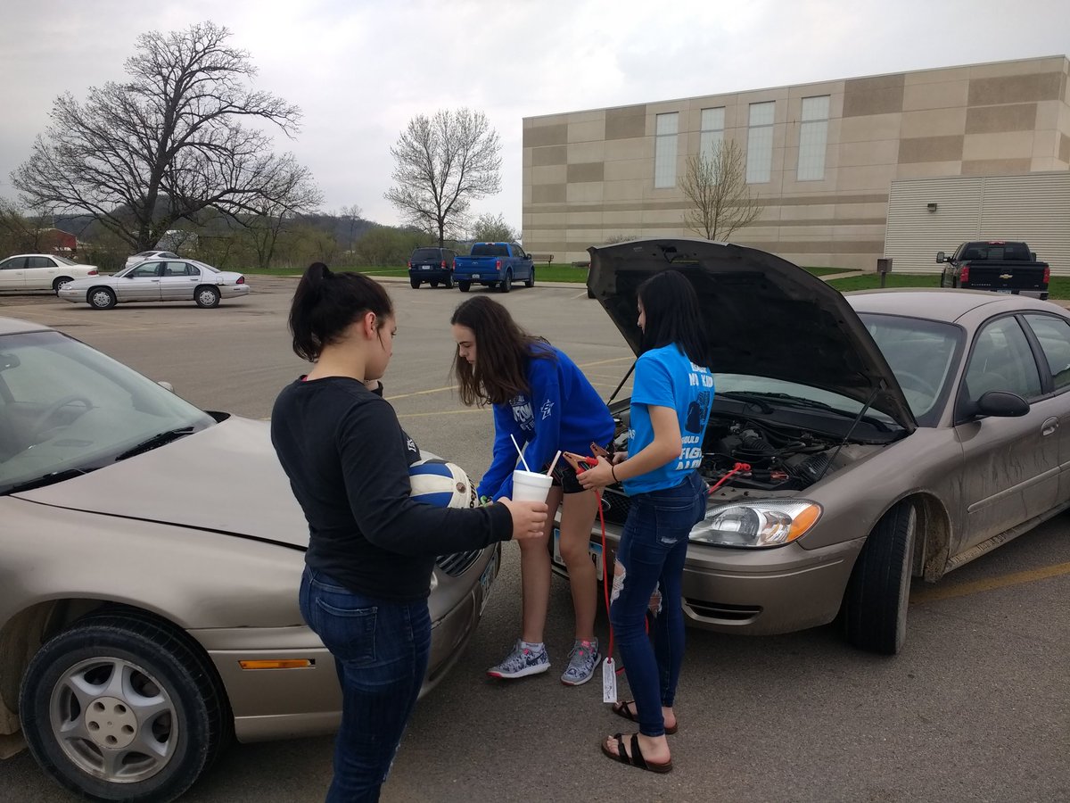 JimOtt30's tweet photo. Foggy mornings on the way to school lead to Real Life after school! Vanessa, Alexia and Kayla should get a little extra credit!! @BellevueComets @CometConnectio2 #everycometcounts https://t.co/i03nllPSDK