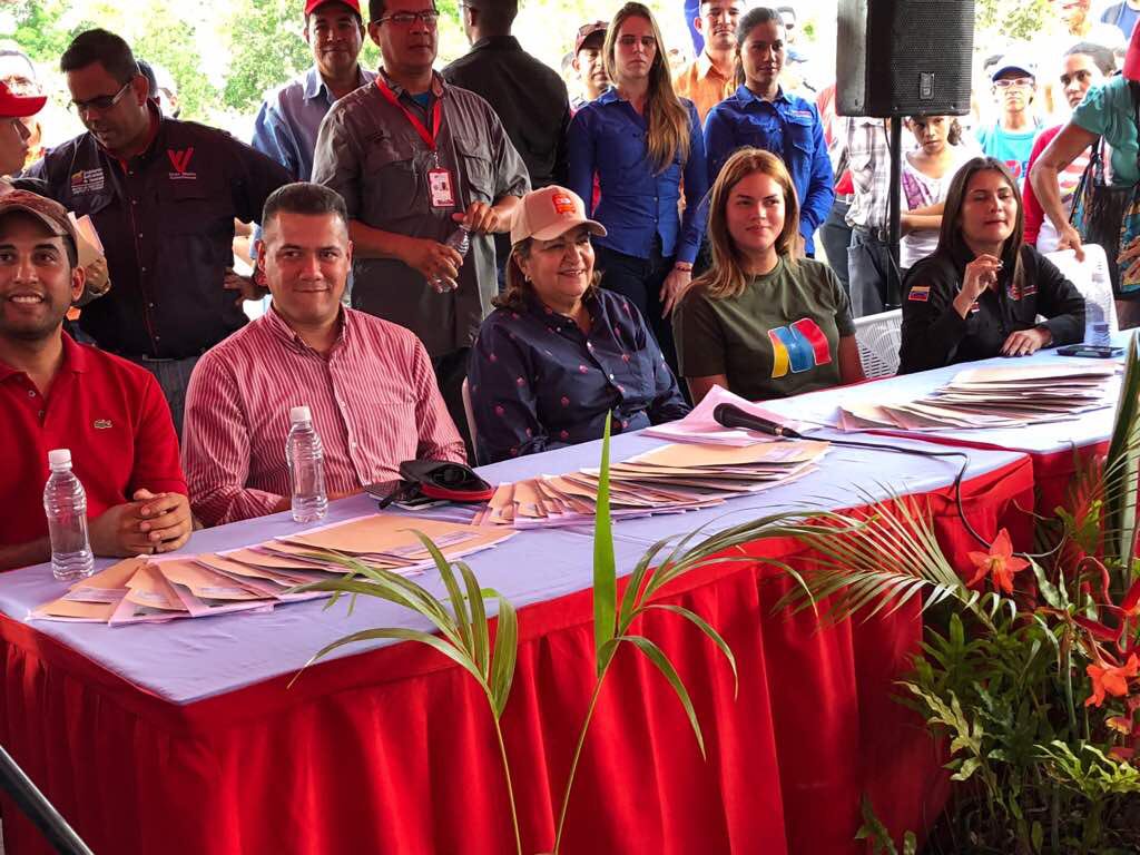 yelitzePSUV_'s tweet photo. Desde la Parroquia Boquerón entregamos 50 viviendas a familias del sector El Ambiente. A pesar de la dura guerra económica, el presidente @NicolasMaduro sigue cumpliendo el sueño de Chávez y de millones de familias, que hoy tienen hogares dignos. https://t.co/5dWmpWzrwP