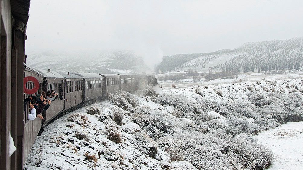 AgenciaTelam's tweet photo. Chubut | La Trochita se pone a punto para recibir a los turistas en la temporada invernal https://t.co/ajsIMOVbPG https://t.co/Cj6ubbF3yr