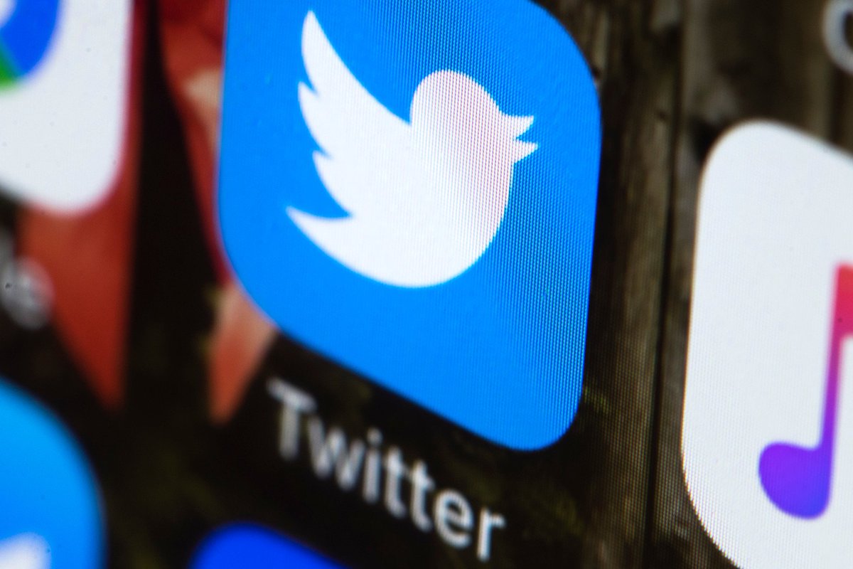 SunSentinel's tweet photo. Twitter finds security bug, advises users to change their passwords https://t.co/dAxjrkj2VJ https://t.co/SQiElLTmh9