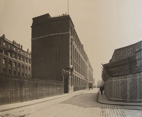 walk_ing_London's tweet photo. Shot down Vallance Road, #Whitechapel #London 23rd April 1913. https://t.co/bftN5UqH7L