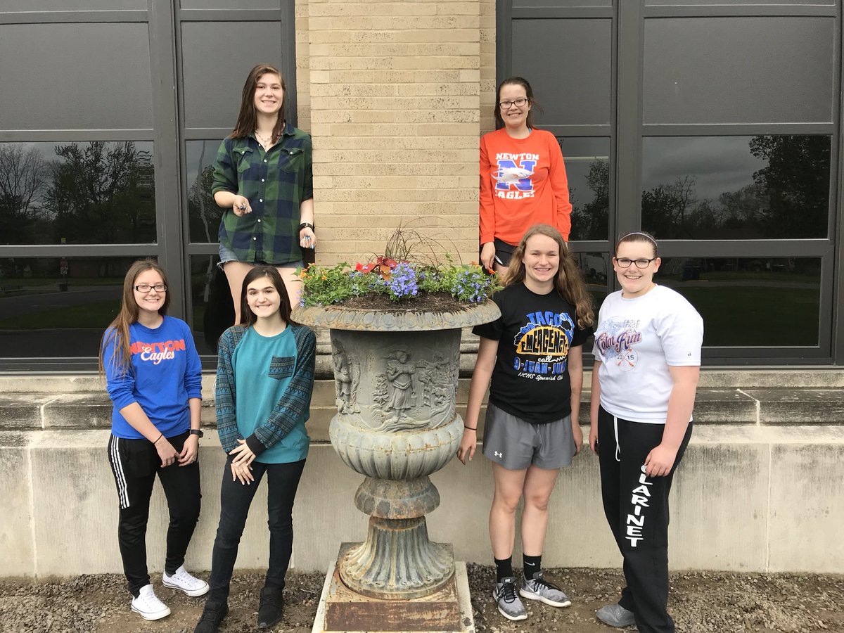 JeanetteHickox's tweet photo. "My Girls" beautifying NCHS! #ladyeaglestennis #proudtobeaneagle https://t.co/QO10xKxtjr