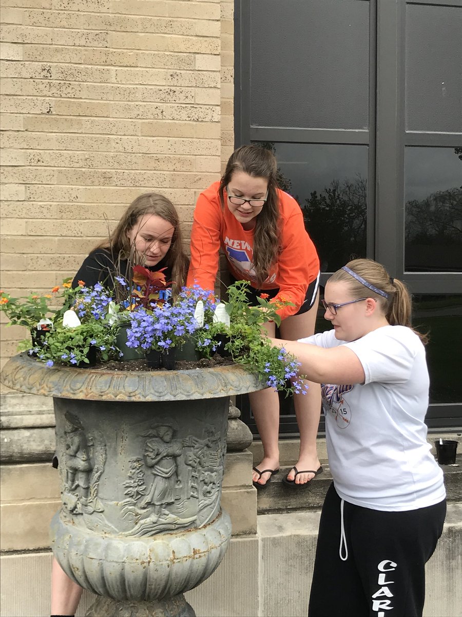 JeanetteHickox's tweet photo. "My Girls" beautifying NCHS! #ladyeaglestennis #proudtobeaneagle https://t.co/QO10xKxtjr