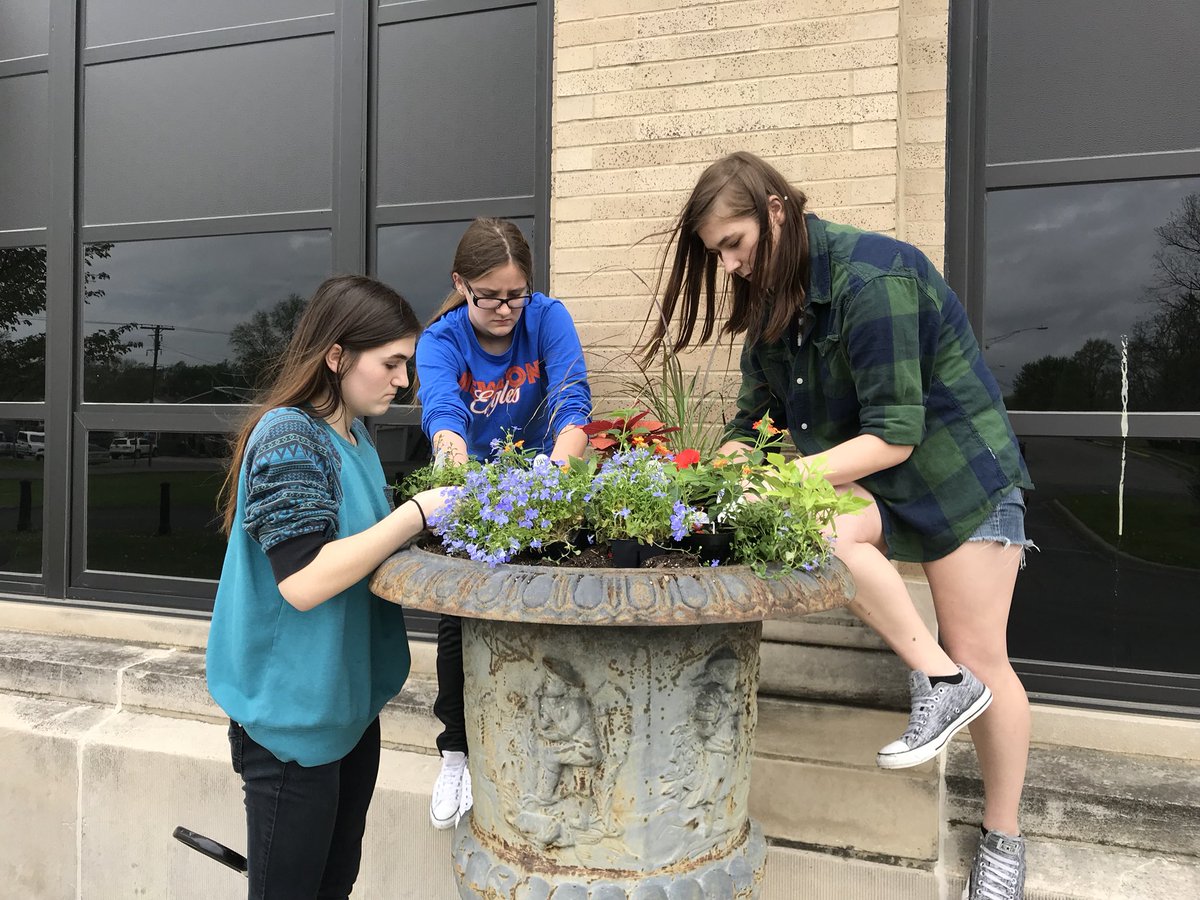 JeanetteHickox's tweet photo. "My Girls" beautifying NCHS! #ladyeaglestennis #proudtobeaneagle https://t.co/QO10xKxtjr