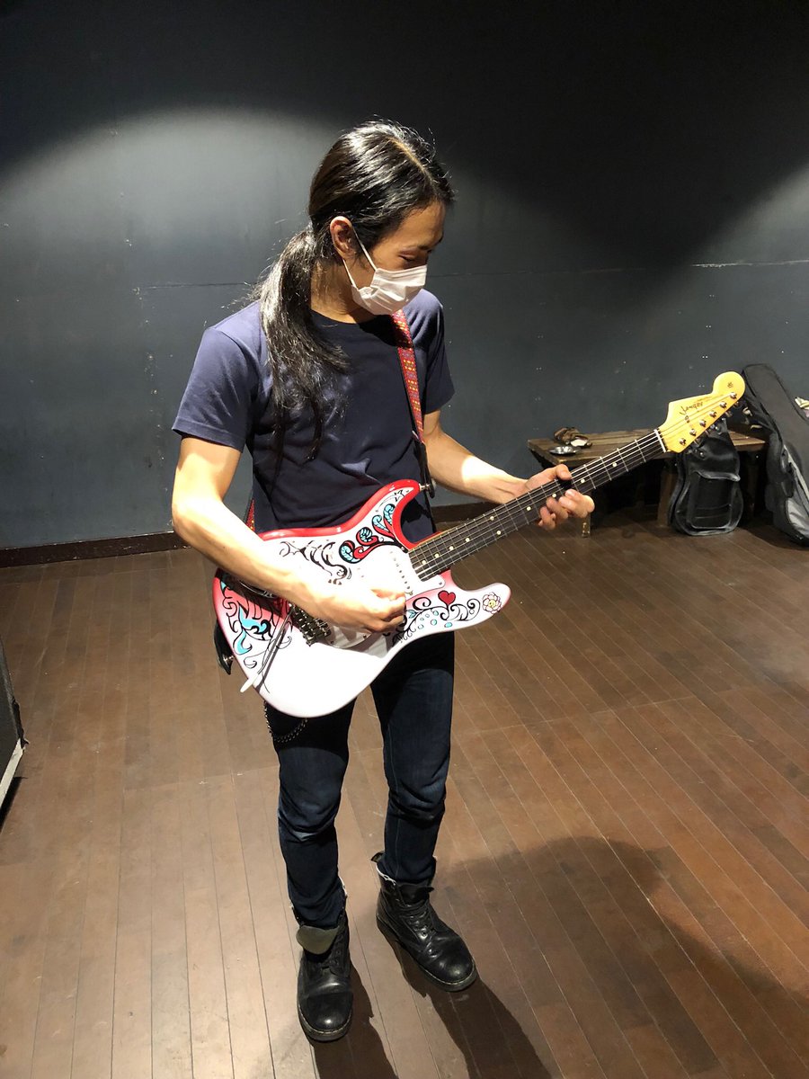 Jimisen1983's tweet photo. もう、あいつらSNSとかやんねぇから、ちとリークw
シンゴに弾かせてみたw。
バミリのencはこのギターで❗️
俺以外にステージで弾いたのは今んとこシンゴだけw
静岡ならでわ❗️
#バミリ #perfectmirror #fender #strato #jimihendrix #montereypop https://t.co/WcyTvo2Ser