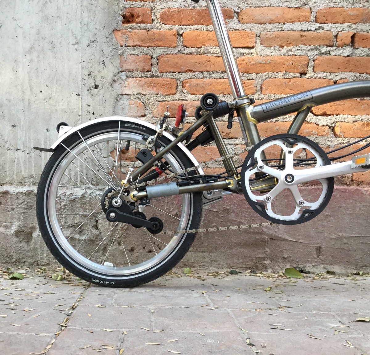 PFBmexico's tweet photo. Esta bicla es verdaderamente una belleza ✨✨✨✨  #Brompton #Rawlacquer #acero #inglesa #mejorplegable #mejorenbici @BromptonBicycle @bromptonmexico https://t.co/WNhEM3PWYp
