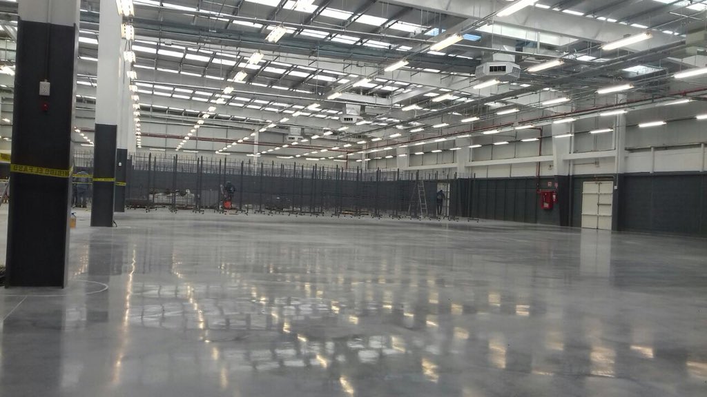 planasmasip's tweet photo. Piso @Decathlon Mérida listo para montaje de estanterías. Sistema #RCRmastermall con juntas @PermabanRCR, endurecedores y productos de abrillantado @RoclandFloor, ingeniería @Monofloor_RCR. Ejecutado por @RinolMexico - @RCRIF - #lideresdelmundoplano https://t.co/16R2zdY0k7