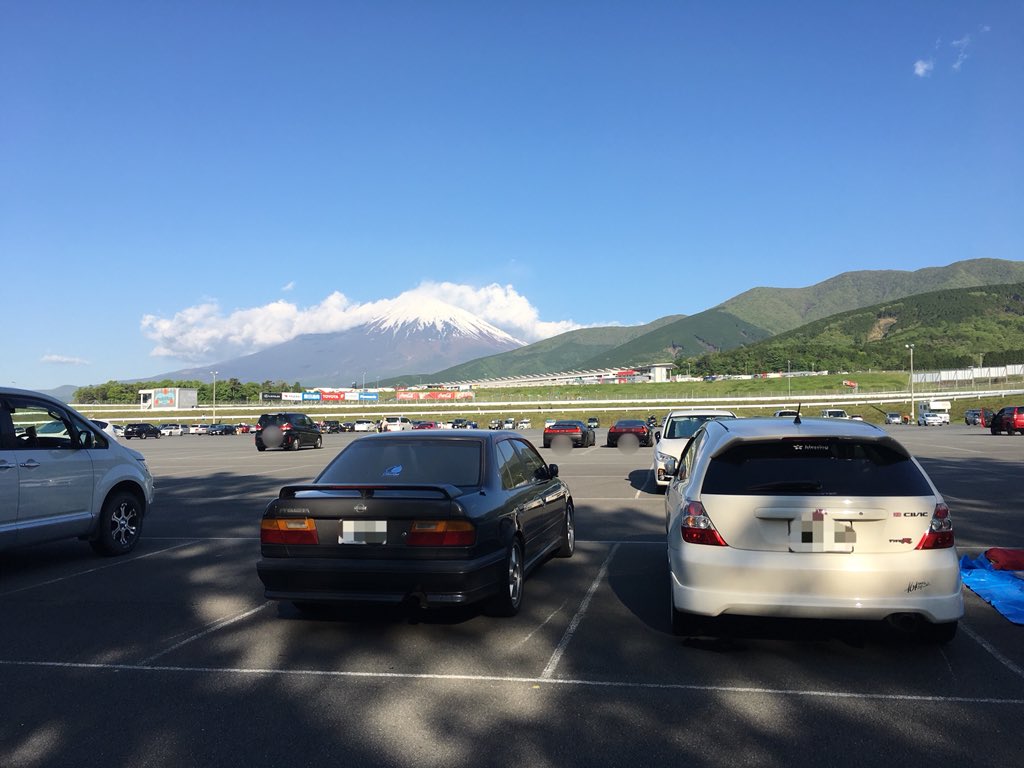 ボビーシュウ おはようございます スーパーgtラウンド２富士 決勝 天気が良く 富士山がキレイに見えます 逆光状態で写真撮ったらプリメーラサンシャインになったw スーパーgt スーパーgt18 スーパーgt富士 富士スピードウェイ Fsw レース