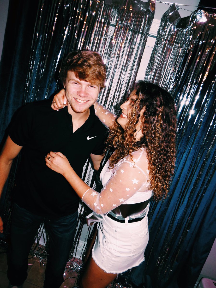sydneykayy233's tweet photo. Loving you is so easy 🖤💋#drewisthecutest https://t.co/nQDdJb64gG