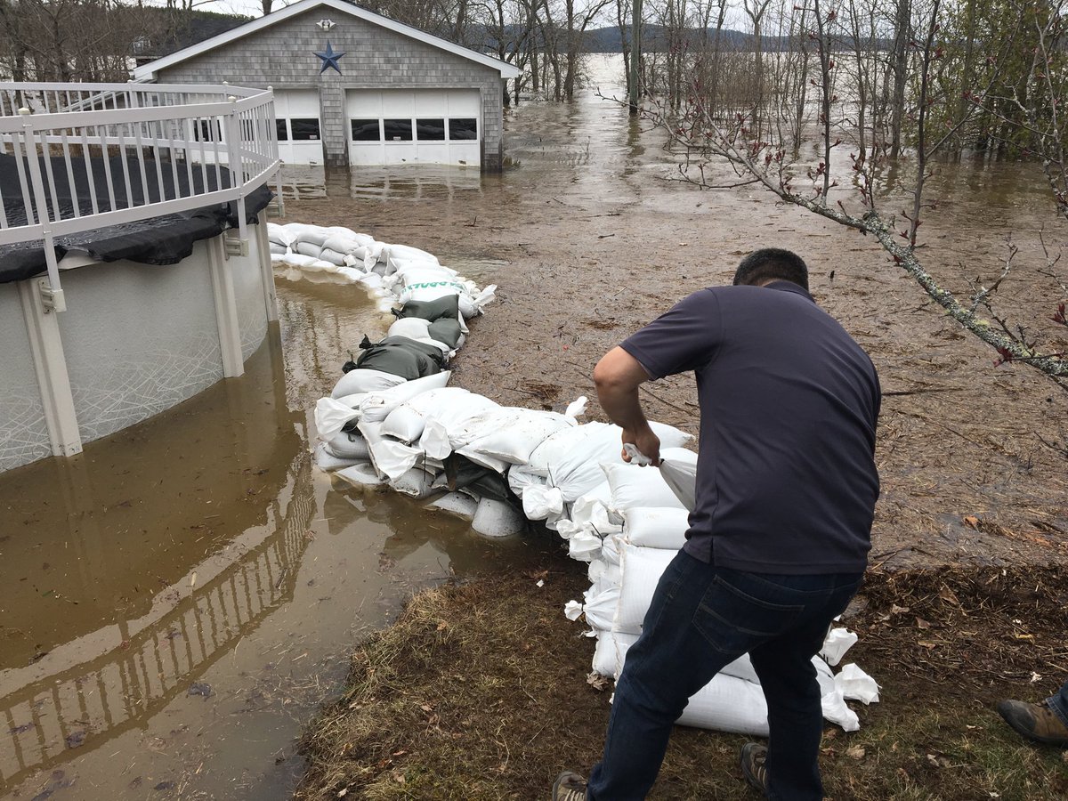Residents still fighting to keep the water out. #GrandBayWestfield #Flood2018 @CTVAtlantic @CTV_Liveat5