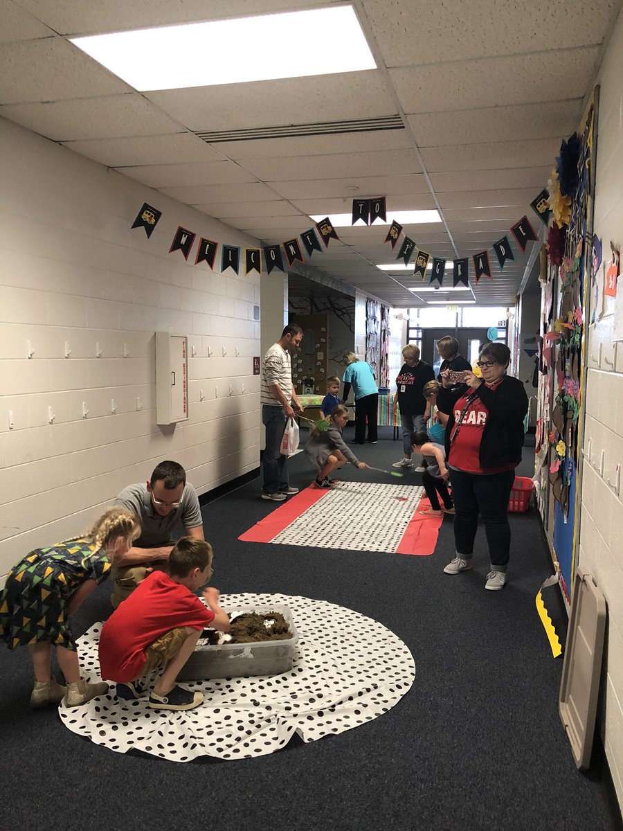 OESBears's tweet photo. After going to PTO Book Fair, kids are having fun playing literacy games! https://t.co/LwBb3co07i