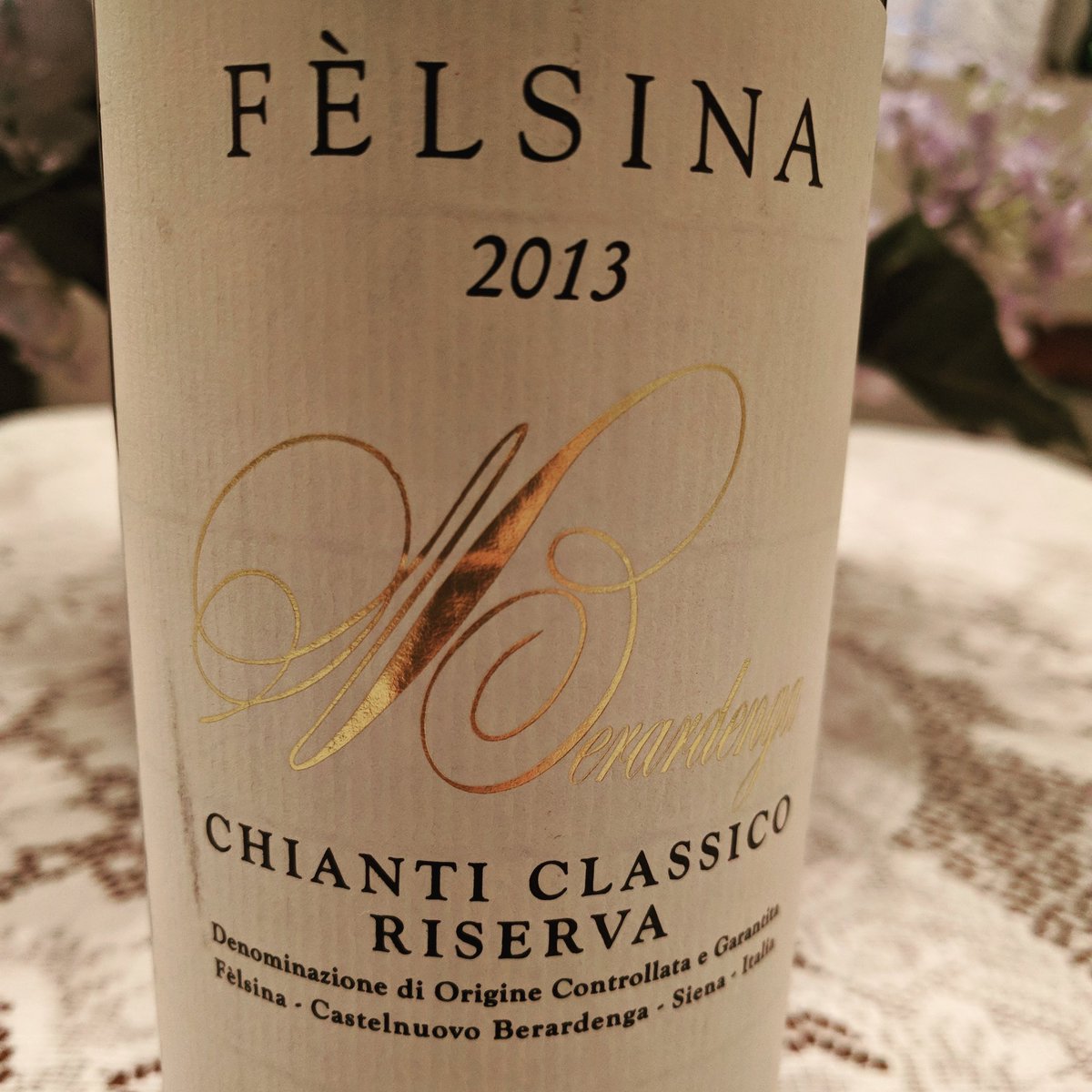 Ahachey101's tweet photo. Decided to open one of my Riservas. Full-bodied and lively acidity on opening, and only grew as time went on. Will hold my other bottle for a minimum 5 years longer. #chianticlassico #riserva #thirstythursday #chiantilover @felsinawines @MTLWINEGUY @pietrosd https://t.co/wiGB2xRmpY