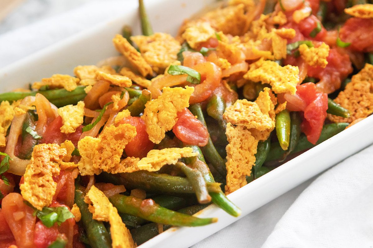 GDeLaurentiis's tweet photo. This is my go-to green bean side dish: wine, tomatoes and sautéed shallots give the beans tons of bright flavor &amp; Parmesan crisps add a great crunch https://t.co/2sFI6vKfd6 https://t.co/1kHlAeB15E
