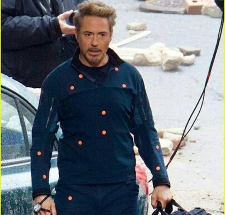 Mr2Pens's tweet photo. @TheAVClub Look at Avengers 4 set photos where Ant-man is present. Look at Cap, Stark, and Banner's hand/wrist. Compare Ant-Man's suit-wrist. You see something in common? #pymtech https://t.co/xw198KmGKS