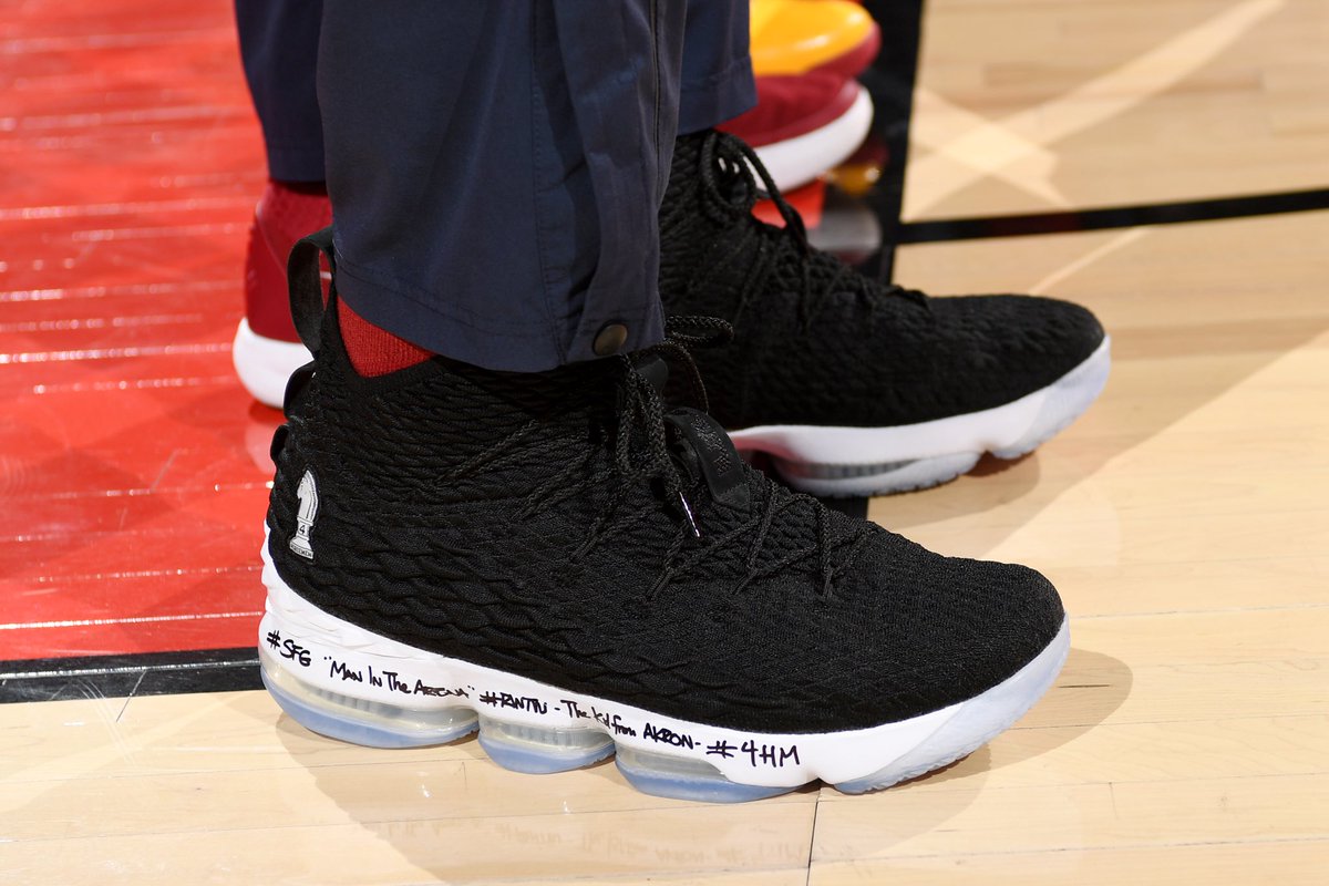 shoes lebron is wearing tonight