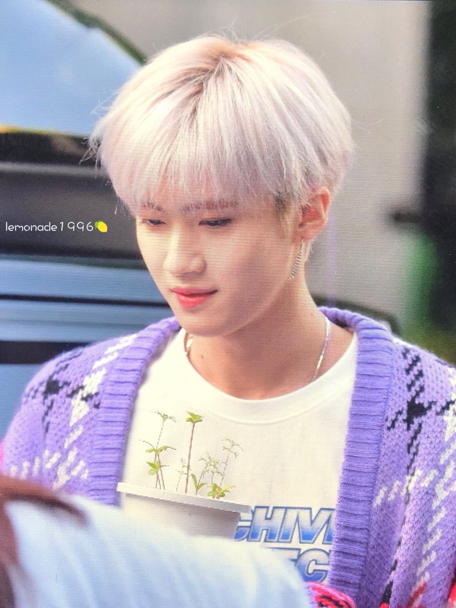 dreamyptg's tweet photo. stfu yanan has one of hyo's plants with him i’m crying https://t.co/LyvdZdfWM2