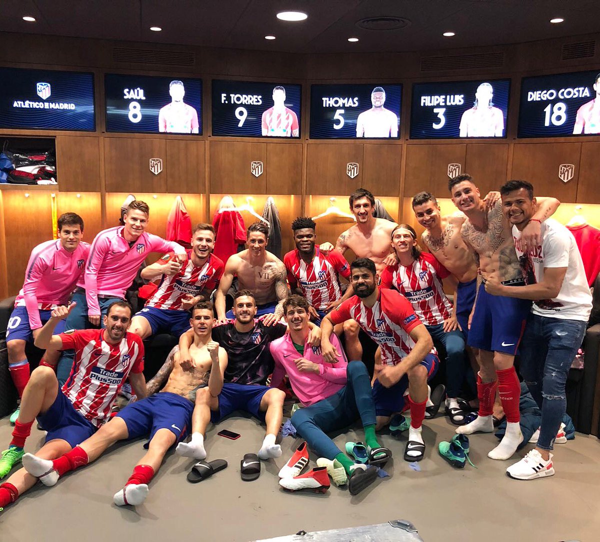 AtletiRules's tweet photo. Seguimos soñando. Buenas y rojiblancas noches. #Atleti https://t.co/o9CQrw9vJA