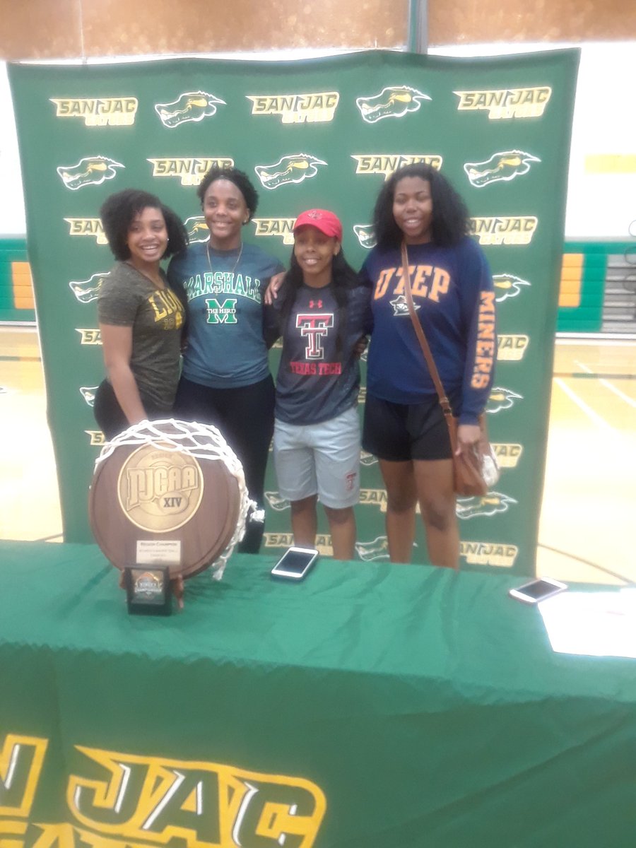 AB888aaaa's tweet photo. These four came back together to win it all together @lexjones1 @PtaughtU_ @esidney3 @_Lexxiisb_ Congrats and favor at the next level #FinalChomp ๐๐๐๐ https://t.co/taqKgzEEW7