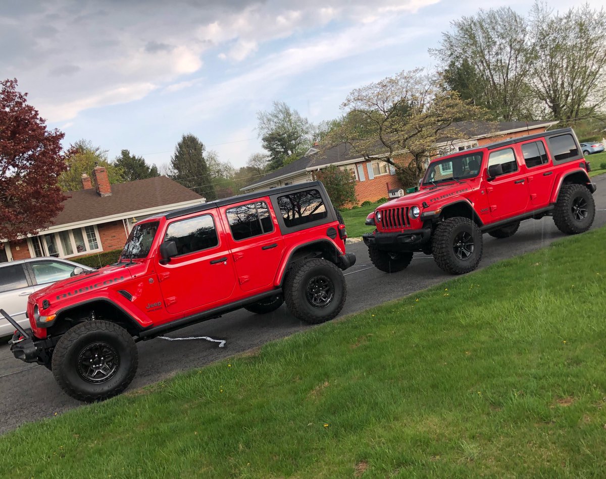 jeepfandotcom's tweet photo. You might think you are seeing double. #WranglerJL #jeep https://t.co/kUIMlyRtl6