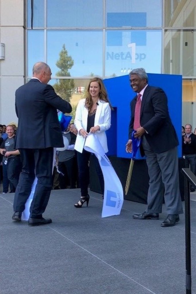 NavarroDescals's tweet image. Hard work pays off @SPallottelli @JeanEnglishNC #NetAppDVC - our executive team at the unveiling of our Data Visionary Center. Great global experience! 🌏💥 Congratulations!!! 🎊🎈🍾🎉