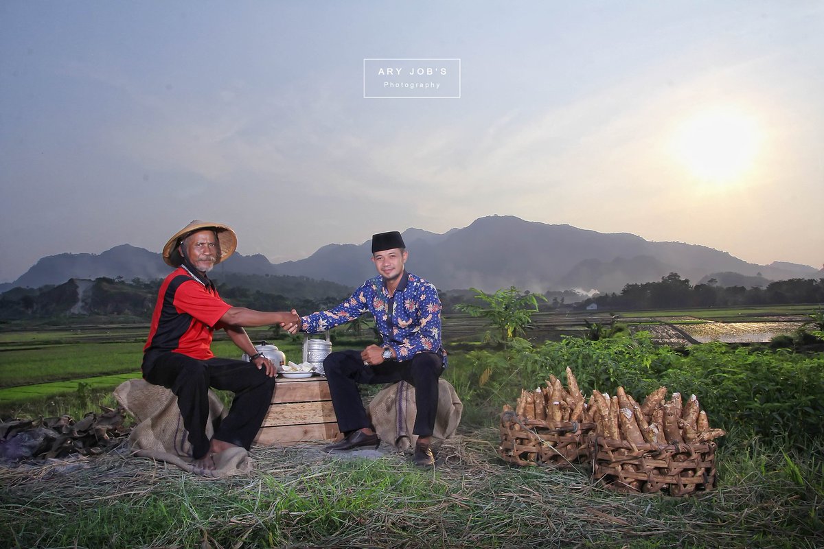 APhotogarphy's tweet photo. Culture 🇮🇩.

Thank 
@shofieshahar @rudi @puji @omsholeh 
.
Suport lihgting @broncolor
Camera @Hasselblad 
@PetaniIndonesia @indonesiain 

#culture #petaniindonesia #photography #lighting #Indonesiabisa #indonesiajuara #broncollor #Hasselblad #para88 #artjog2018 #2019TetapJokowi https://t.co/Ri3oXORp5O