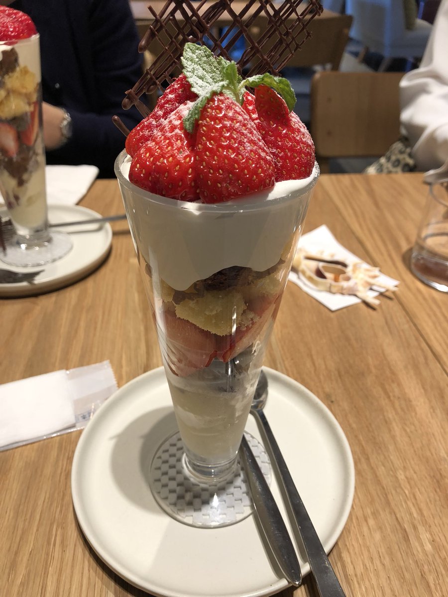rinchan121's tweet photo. 銀座シックスでとちおとめのパフェ食べてまーす https://t.co/Yg6irviJfW