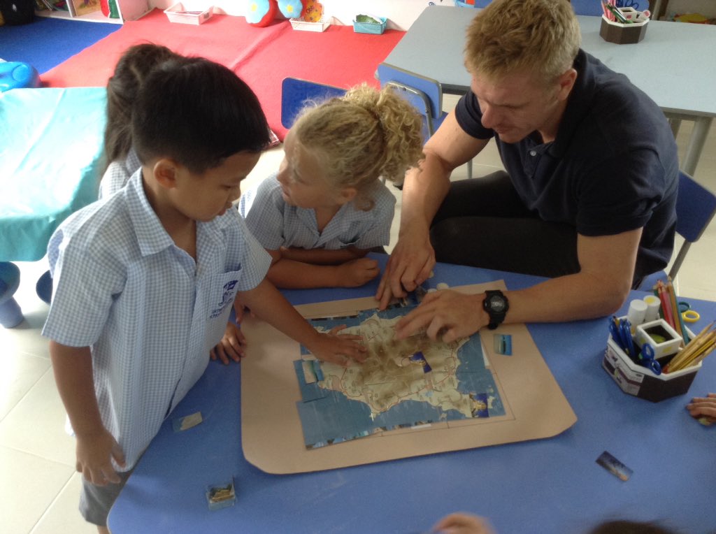 LJSpencer13's tweet photo. Year 1 are investigating the clues that the pirate left in his message. We have been building maps of Samui to look for similarities. Agggrrrrrrr @ISSamuiPrimary #pirates https://t.co/deF4flPW5r