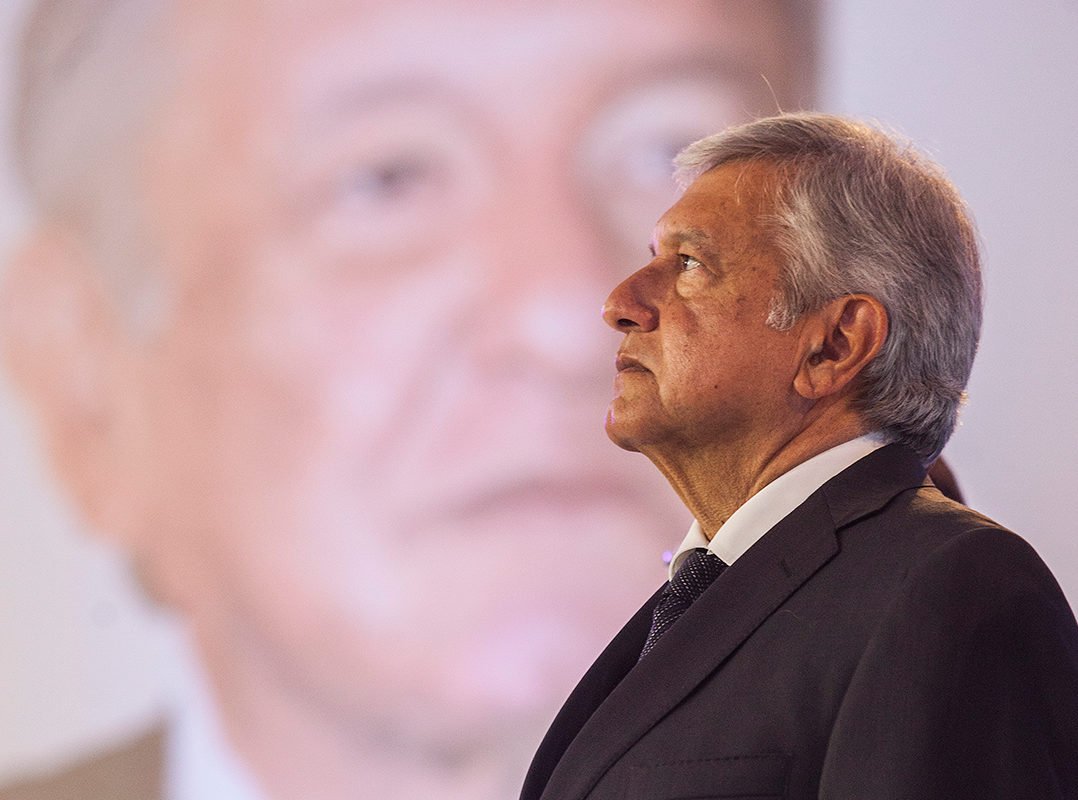 JohnMAckerman's tweet photo. #AMLOenTercerGrado 

Magistral, @lopezobrador_ no cae en las evidentes provocaciones de los desinformadores del régimen.

Se percibe la serenidad de un campeón, la claridad de un hombre culto y la visión de un líder experimentado.

AMLO ya a un pasito de la silla presidencial. https://t.co/IhiTWTfKxf