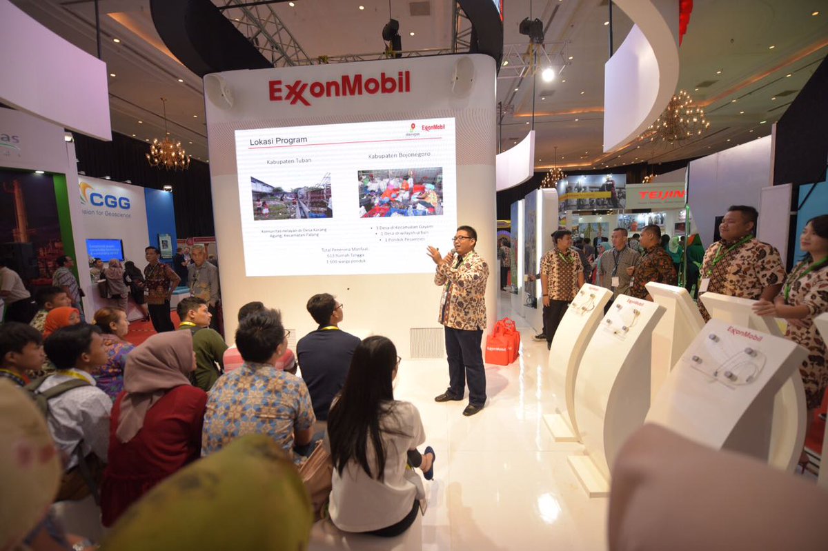ExxonMobil_ID's tweet photo. Saat ini, rekan-rekan penerima manfaat kami sedang menyampaikan presentasi tentang Pengelolaan Limbah sebagai bagian dari program kemasyarakatan @ExxonMobil_ID #ExxonMobilatIPA https://t.co/fTTUMzDcc2