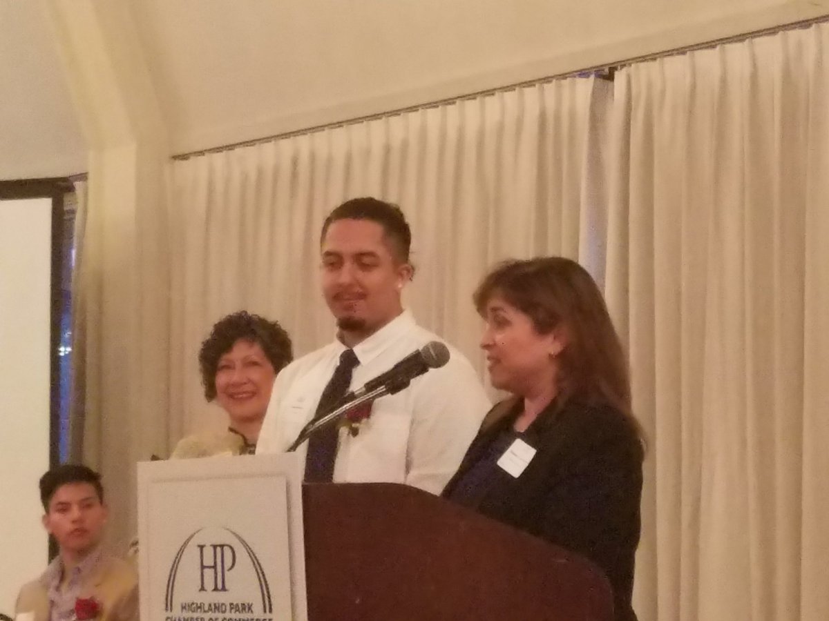 VillanuevaC206's tweet photo. Proud Giants! Recognizing HPHS students at Chamber of Commerce Dinner. #hpgiantpride #SHD2018 https://t.co/wWKTsE7pdo