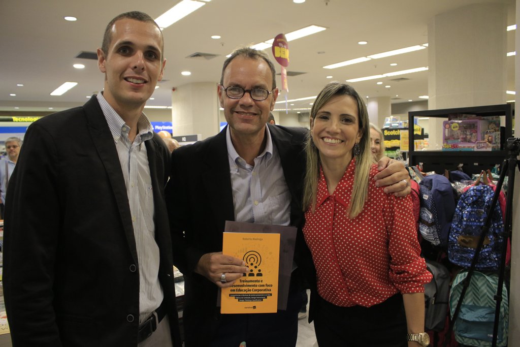 ConQuist_Brasil's tweet photo. Para quem não pode comparecer na noite de autógrafos e lançamento do livro "Treinamento e Desenvolvimento com foco em Educação Corporativa", escrito pelo nosso diretor, Roberto Madruga, vamos recordar o sucesso que foi esse momento. Confira fotos! #tbt #lançamento #livro #Saraiva https://t.co/WYdgG6V64y