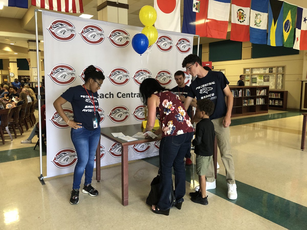 pbchsAVID's tweet image. AVID Night for our incoming 9th graders‼️ @AVID4College @PBCHS_Broncos #AvidAwarenessWeek #ThisIsAVIDPalmBeach