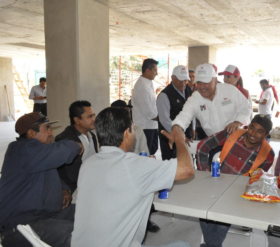 Los trabajadores de la construcción edifican una Tijuana inmejorable en oferta de servicios y desarrollo inmobiliario. Su arduo trabajo nos enorgullece. ¡Hoy conviví con ellos en la celebración del día de la Santa Cruz acompañado de mi Líder, el Sen. Arturo Zamora!