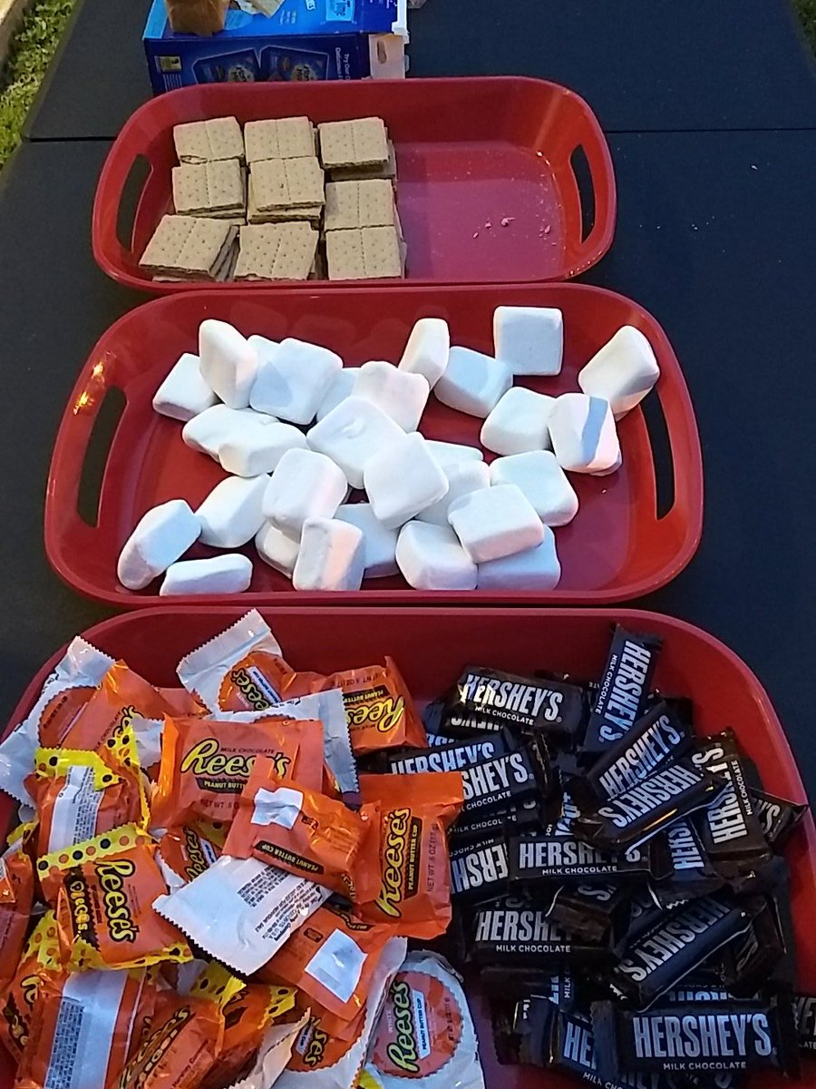 LeeClarkCollege's tweet image. S'mores at 8pm on the Clark lawn.