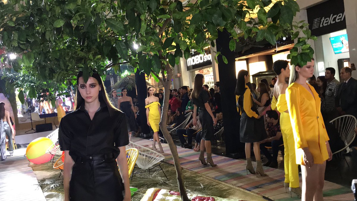 Somos_PopTeen's tweet photo. .@ML_Mexico Ofrece una colección Otoño-Invierno 2018 en la que predominan el amarillo, el plateado y el negro #TuEstasDeModa https://t.co/00NwCNzVVk