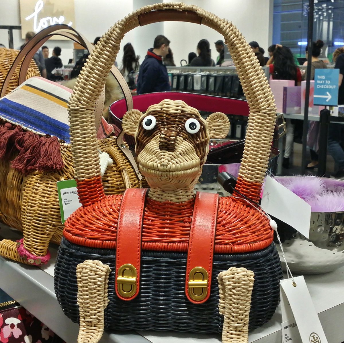 DilettanteDiana's tweet image. Look what I spotted at @nordstromrack @nordstromrackcanada it's @tory_burch__ #monkeybag #strawmonkeybag #toryburch #toryburchmonkeybag