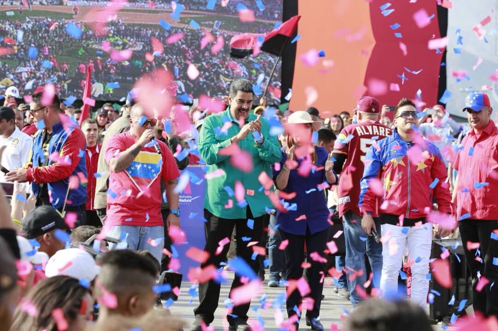 nicmaduroguerra's tweet photo. “La Patria es una sola, Venezuela es el país más hermoso y más cálido en todo el planeta. En tiempos de dificultad tenemos que estar juntos, de la mano ¡Unidos por un país hermoso!” @NicolasMaduro https://t.co/otYRHPytwc